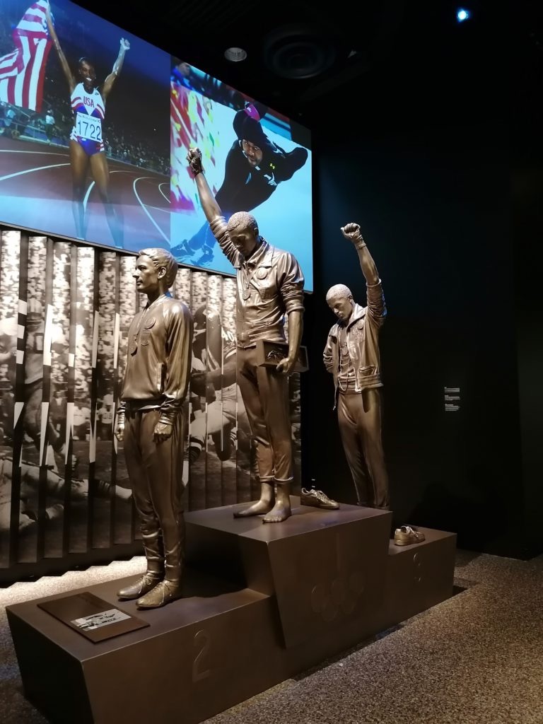 source Le podium des athlètes Jesse Owens et Carl Lewis dans le Musée National de l’histoire et de la culture afro-américaine